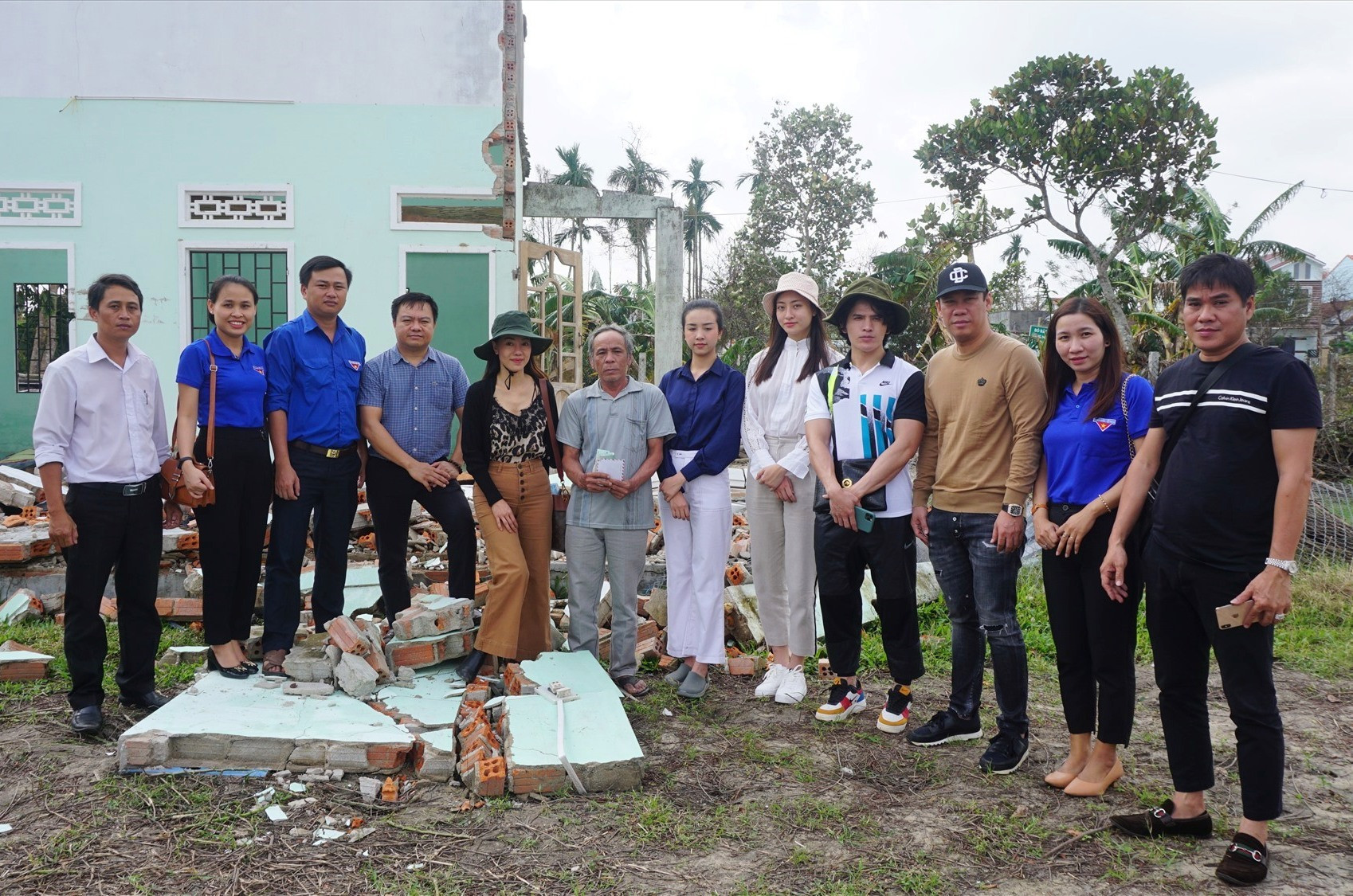 Đoàn từ thiện đến thăm, trao quà cho một hộ dân bị sập nhà do bão số 9. Ảnh: MINH HIẾU
