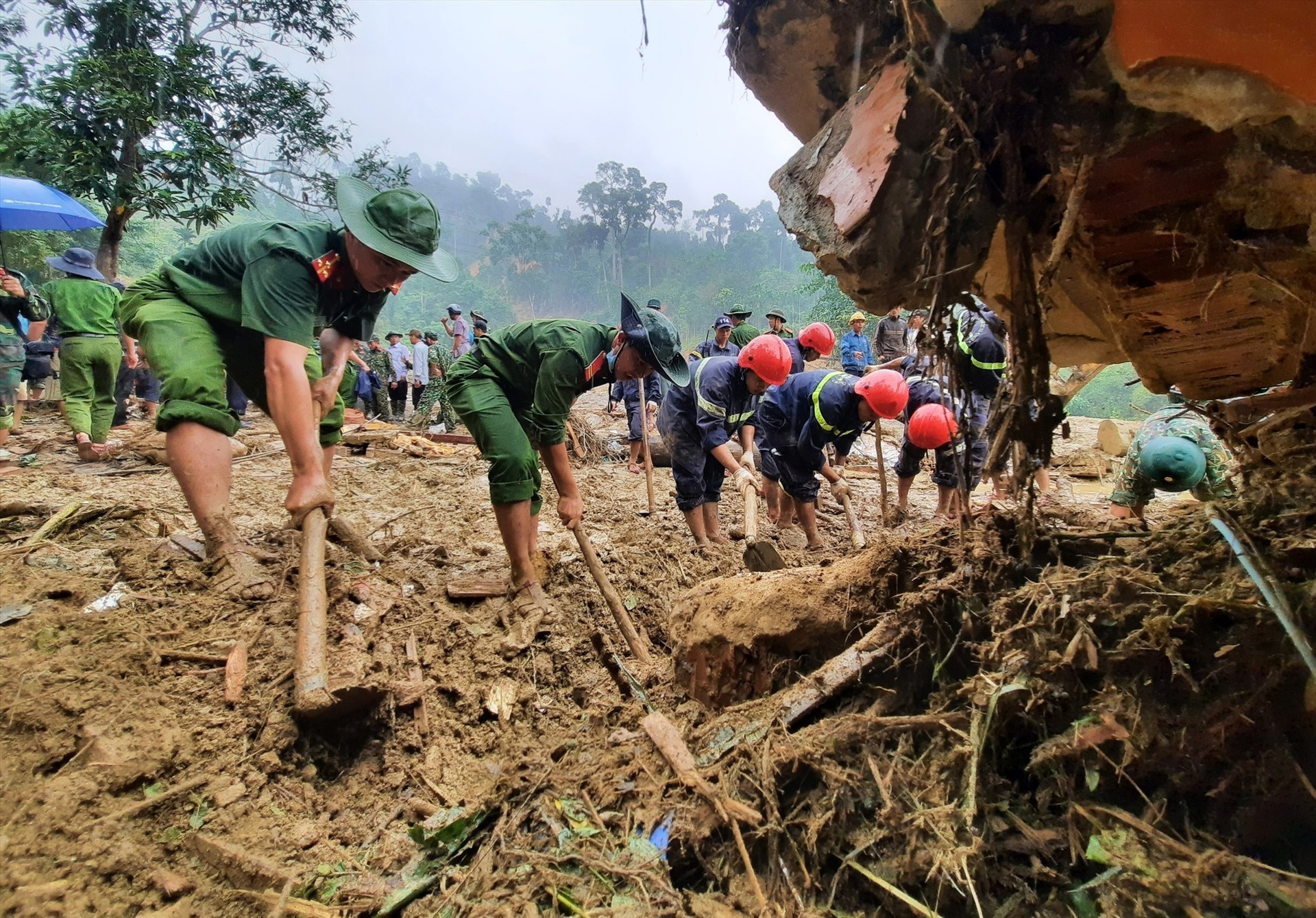 Lực lượng công an, quân đội tham gia cứu hộ tại Trà Leng. Ảnh: P.V