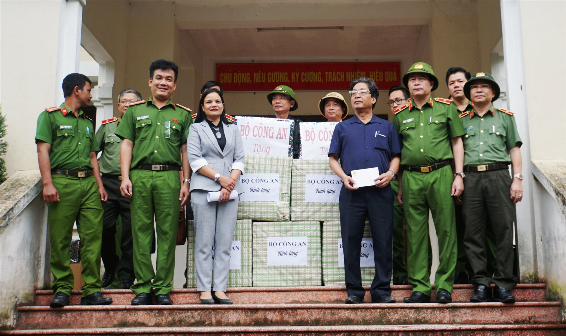 Thứ trưởng Lê Quốc Hùng (thứ 2 từ phải qua) tặng quà động viên lãnh đạo và công an huyện Nam Trà My.