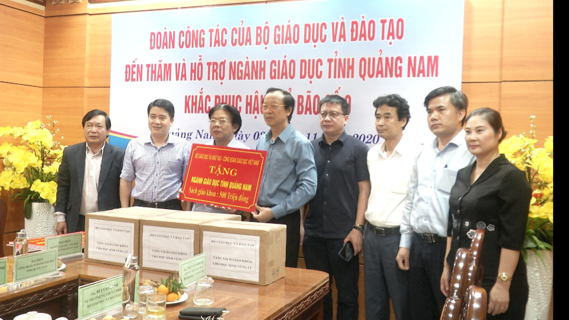 Thứ trưởng Bộ GD-ĐT Phạm Ngọc Thưởng trao tiền hỗ trợ ngành giáo dục Quảng Nam khắc phục hậu quả bão số 9.