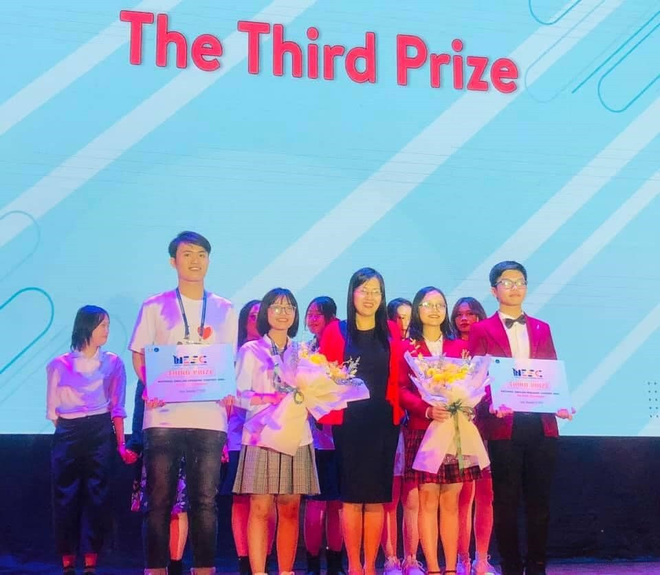 Trường THPT chuyên Nguyễn Bỉnh Khiêm đoạt giải Ba cuộc thi hùng biện tiếng Anh quốc gia năm 2020. Ảnh: Nhà trường cung cấp.