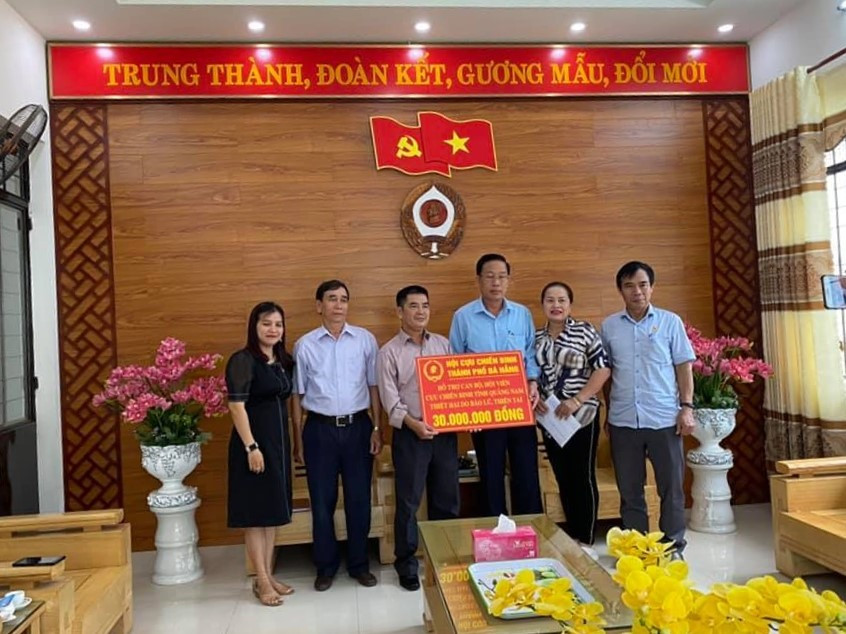 Hội CCB TP.Đà Nẵng trao 30 triệu đồng giúp đỡ hội viên CCB Quảng Nam sau bão lũ. Ảnh: CTV