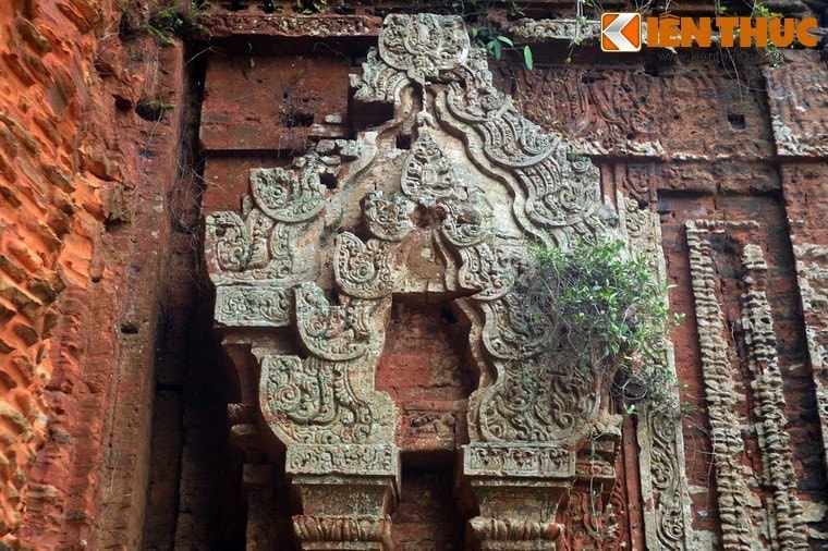 The most distinctive feature of Khuong My towers is the sophisticated decorations on its body. In addition, many unique sculptures were also found here.