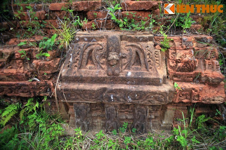 These sculptures are a manifestation of the transition between the Dong Duong to Tra Kieu styles.