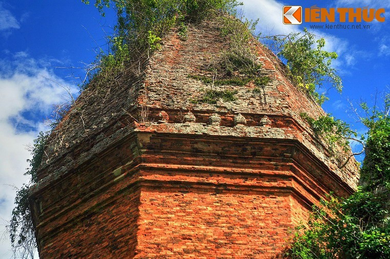 The tower is octagonal in shape and was built in the 12th century. It refers to the vertical linga and is the only octagon-shaped Champa tower to be found in Quang Nam.