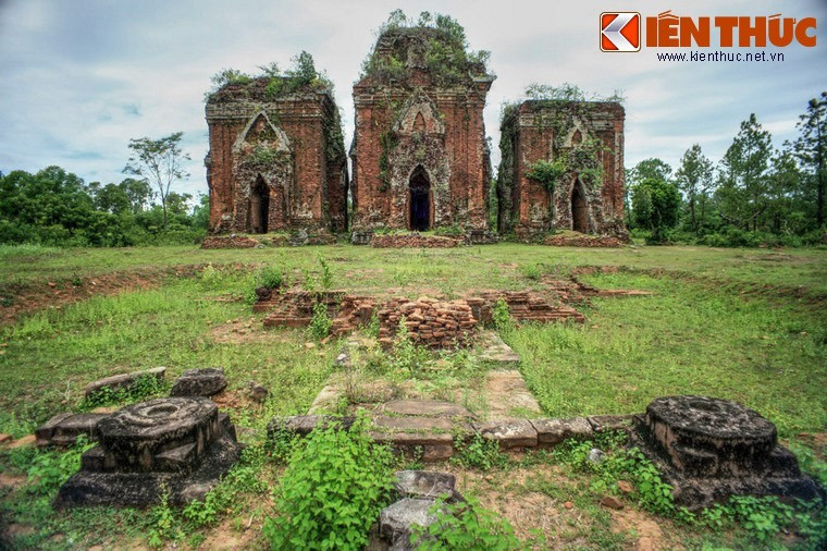 Chien Dan towers are a cluster of ancient Champa towers in Tam An commune, Tam Ky city. The towers were built from the late 10th to early 11th centuries.