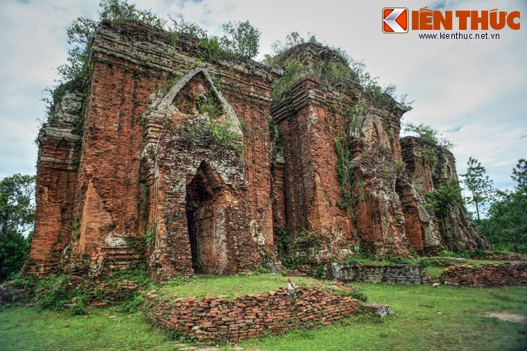 These towers have the same shape, architecture and decoration. The central tower is the only one to be undamaged while two others have lost their bodies and rooftops.