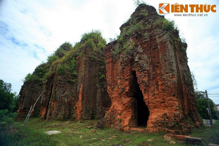 Khuong My towers are located in Tam Xuan 1 commune, Nui Thanh district. They were built between the end of the 9th century and the beginning of the 10th century.