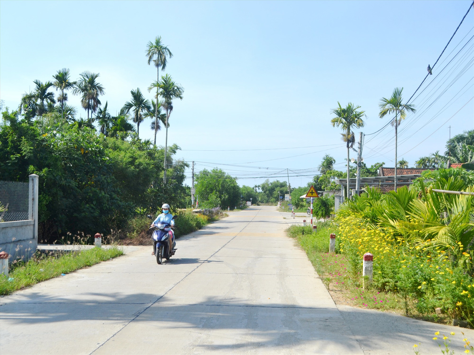 Đường giao thông ở xã NTM Điện Thắng Nam được đầu tư kiên cố. Ảnh: C.T
