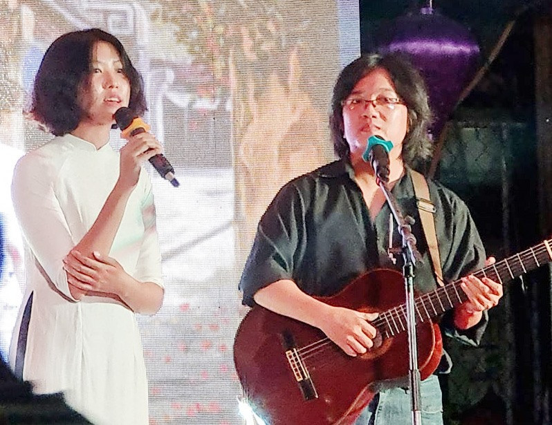 Ca sĩ Nguyễn Thị Hoàng Trang tham gia vào đêm nhạc gây quỹ cho đồng bào vùng sạt lở tại Hội An. Ảnh: K.L