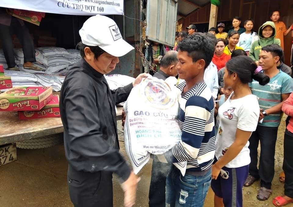 Các đoàn hỗ trợ từ các tỉnh bạn và Hội thánh Tin lành trưởng lão Việt Nam trao quà cho người dân vùng lũ Quảng Nam thông qua Hội Từ thiện Quảng Nam. Ảnh: T.H.P