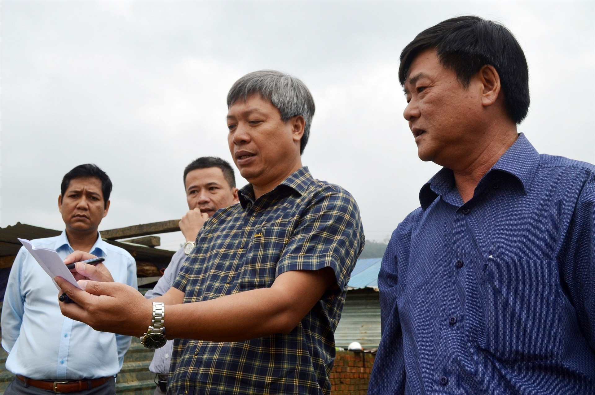 Phó Chủ tịch UBND tỉnh Hồ Quang Bửu (giữa) kiểm tra tình hình bão lũ tại huyện Nam Giang