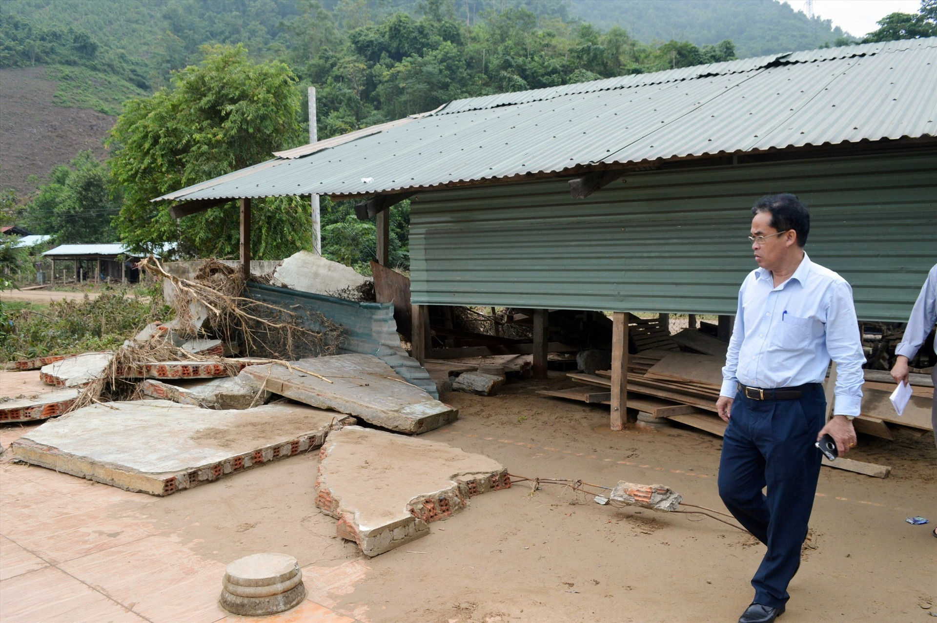 Việc xả lũ gây hư hại nhà dân Thủy điện Đắk Mi 4 phải có trách nhiệm hỗ trợ bồi thường người dân