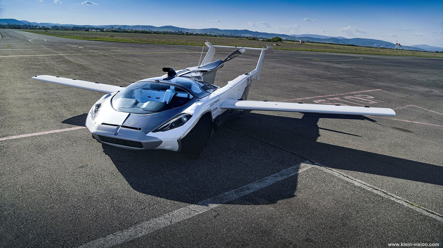 AirCar có khả năng biến thành máy bay chỉ trong vòng 3 phút. Ảnh: Klein Vision.