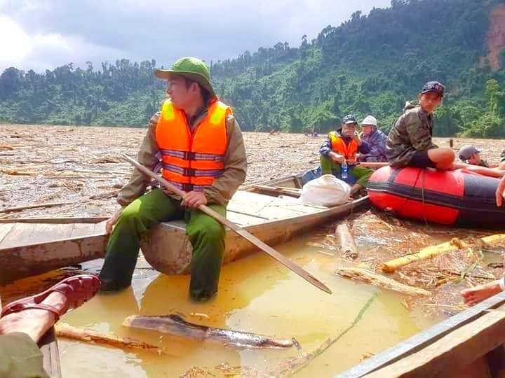 Lực lượng cứu hộ dùng canô tìm kiếm các nạn nhân trên sông Leng và sông Tranh. Ảnh: CTV
