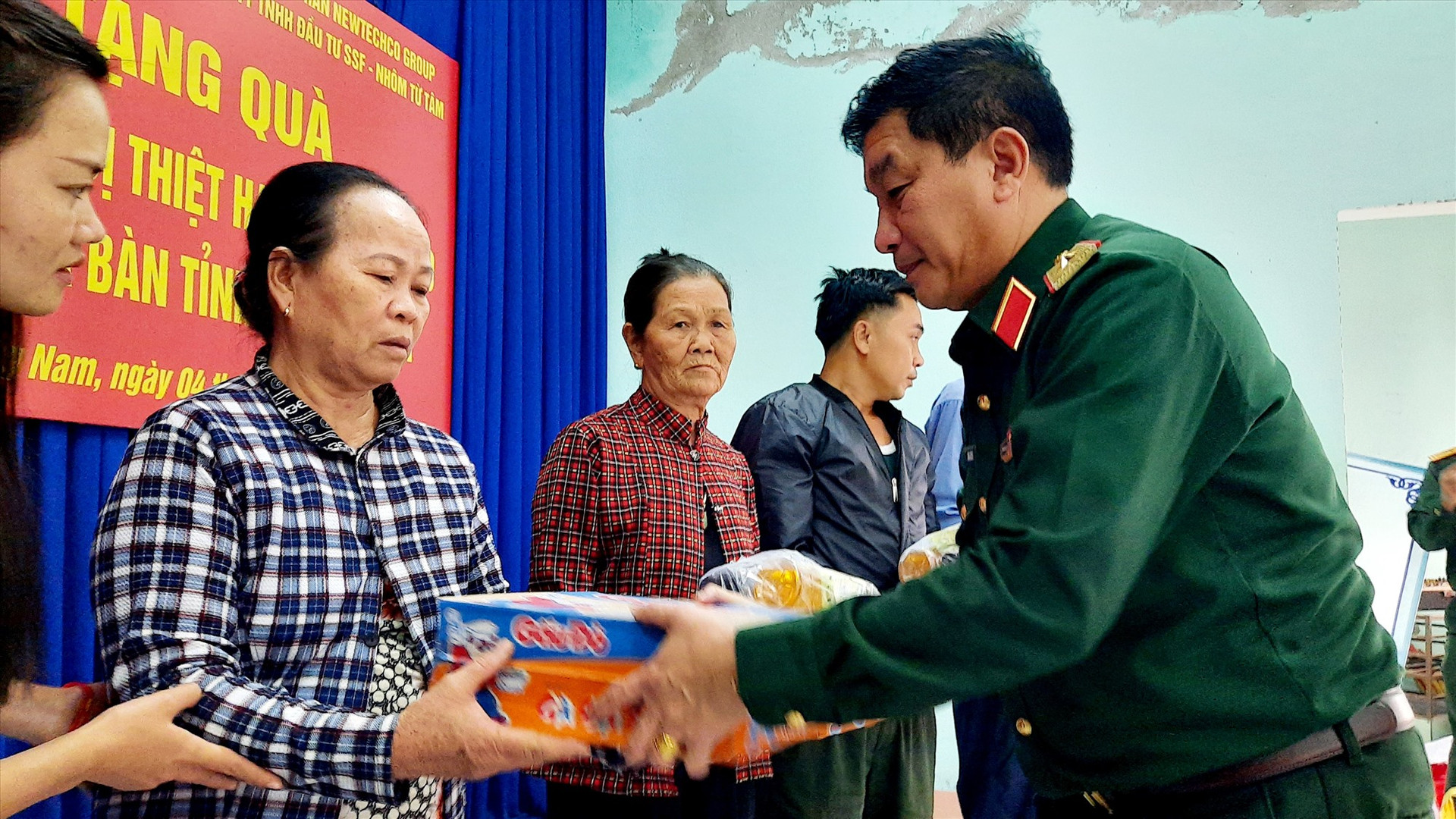Thiếu tướng Trương Thiên Tô tặng quà cho người dân xã Tam Hòa (Núi Thành). Ảnh: Đ.ĐẠO
