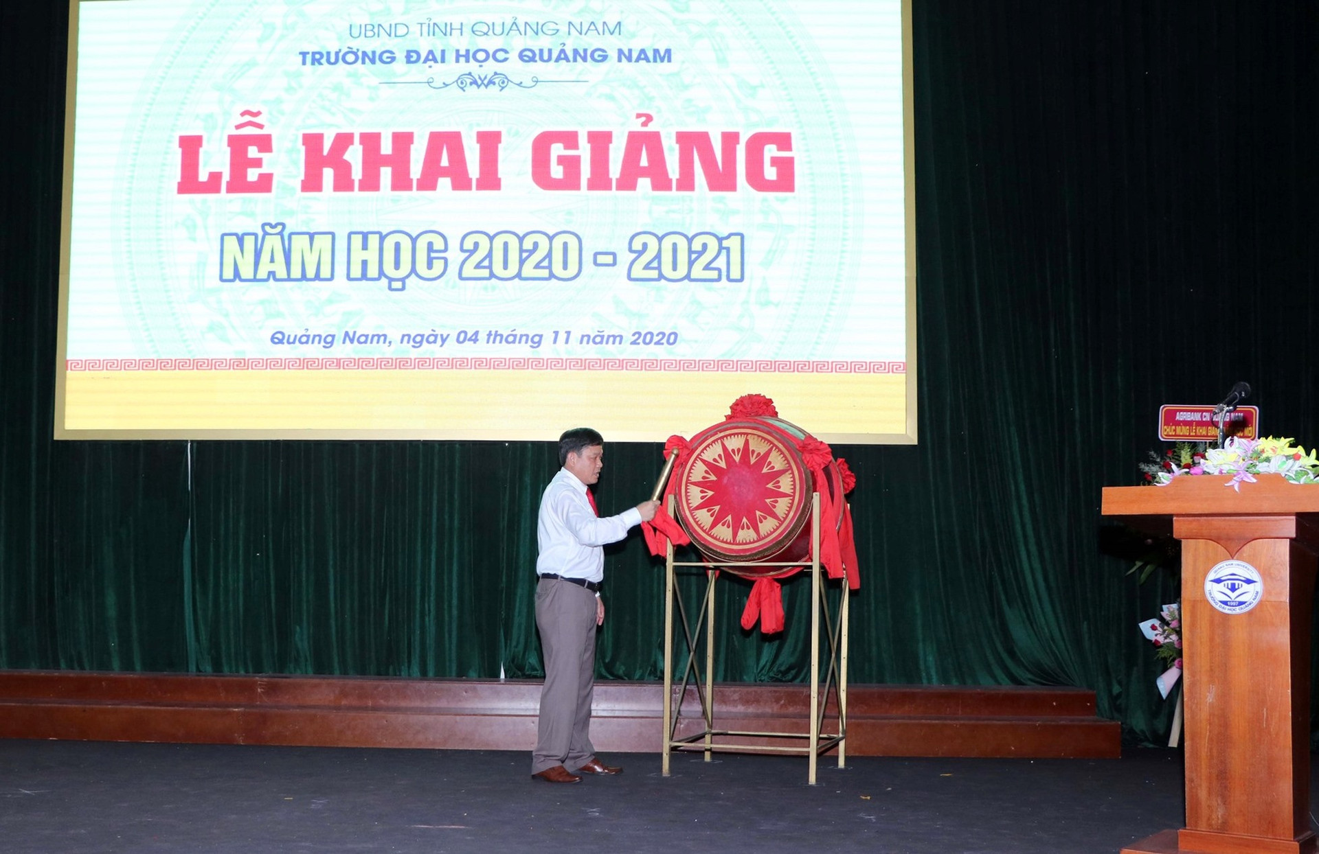 PGS-TS. Huỳnh Trọng Dương - Hiệu trưởng Trường Đại học Quảng Nam đánh trống khai giảng năm học 2020 - 2021. Ảnh: CHÂU HÙNG