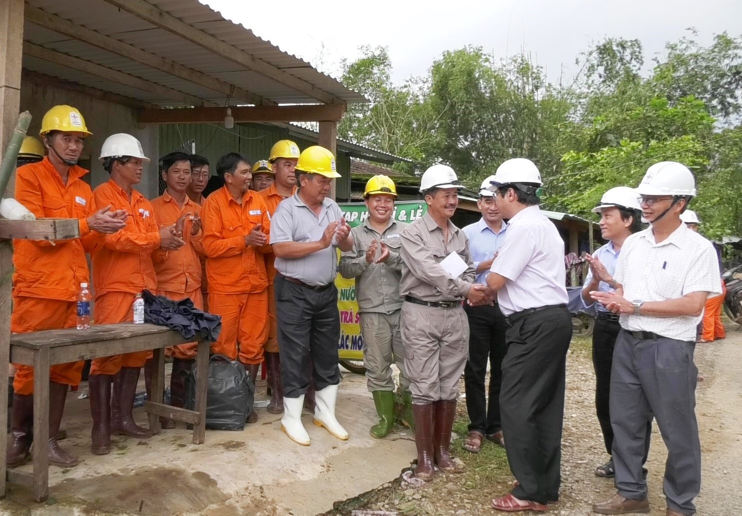 Lãnh đạo EVNCPC và PC Quảng Nam thăm, động viên lực lượng xung kích của các công ty điện lực bạn hỗ trợ Quảng Nam.