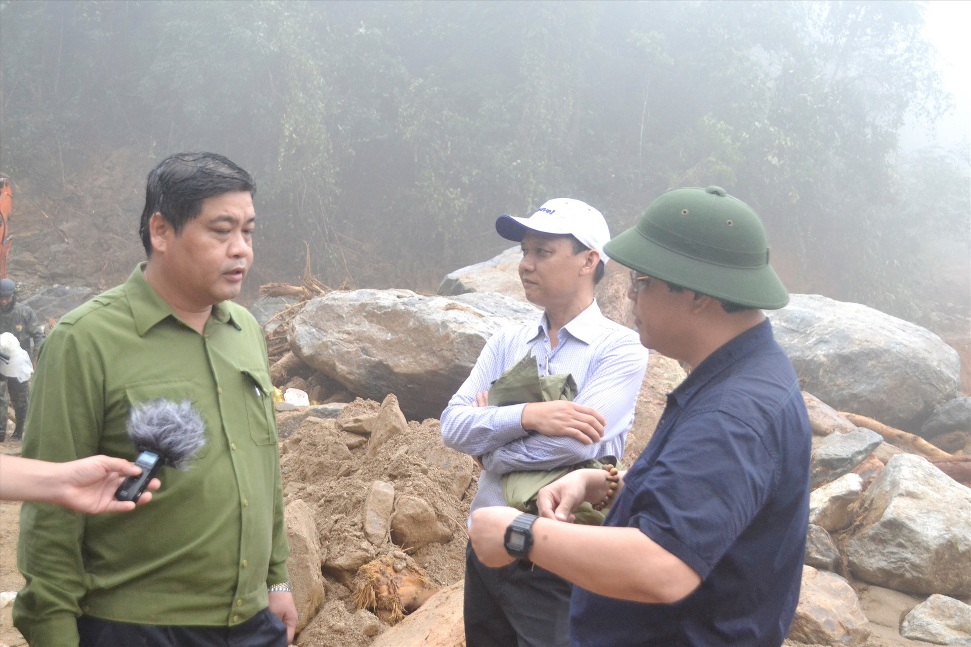 Đồng chí Nguyễn Mạnh Hà (bên trái) bàn nhanh phương án khắc phục trên hiện trường với lãnh đạo Sở GTVT. Ảnh: CT