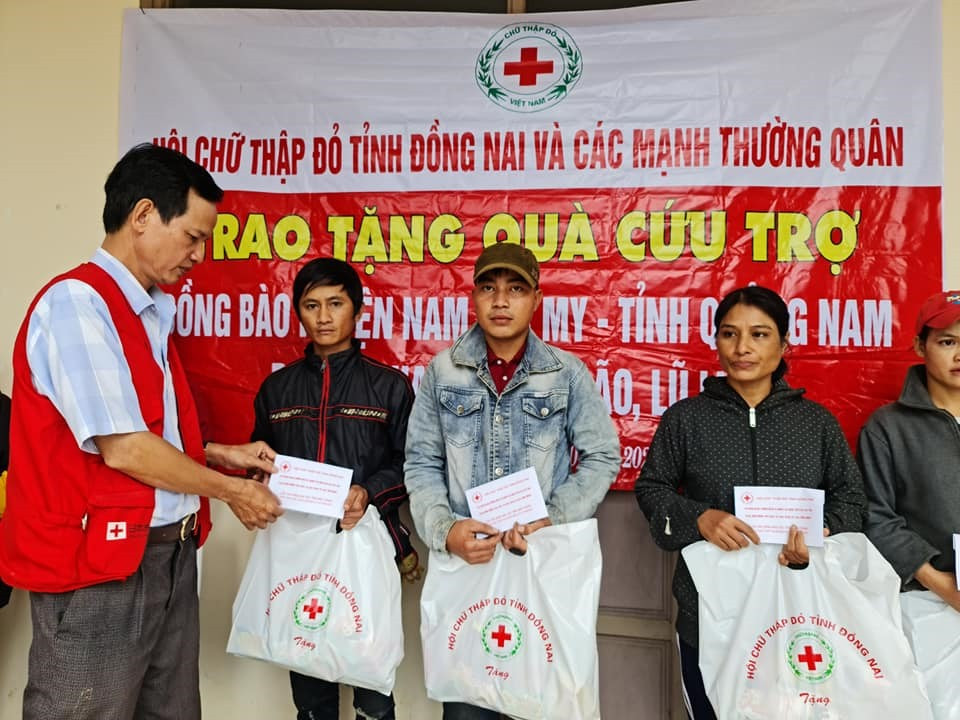 Hội Chữ thập đỏ trao quà cho người dân vùng lũ Nam Trà My. Ảnh: P.C.R