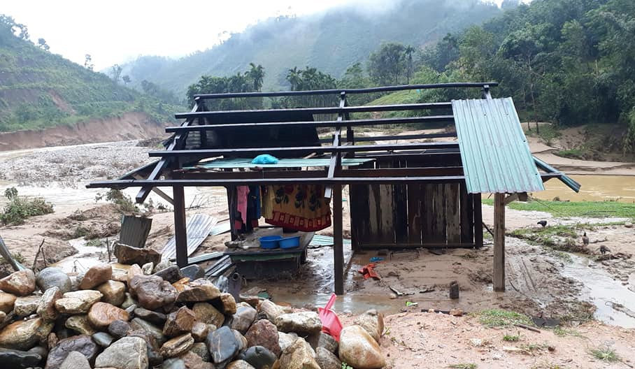 Nhà dân bị tốc mái, hư hại nặng, nước lũ băng qua nhà cuốn trôi toàn bộ tài sản ở xã Trà Ka.