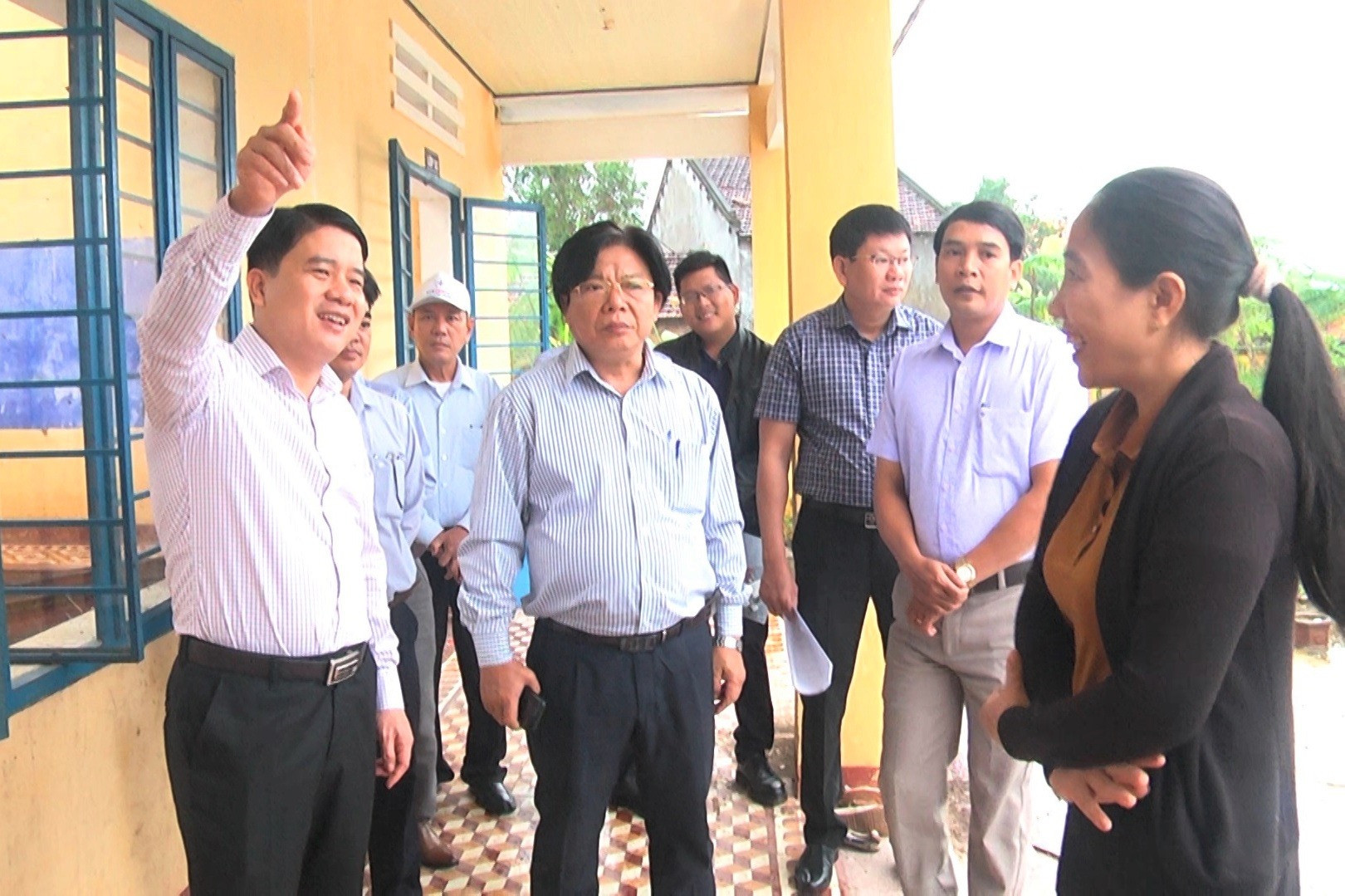 Phó Chủ tịch UBND tỉnh Trần Văn Tân kiểm tra thiệt hại tại Trường Tiểu học Quế An. ảnh DT