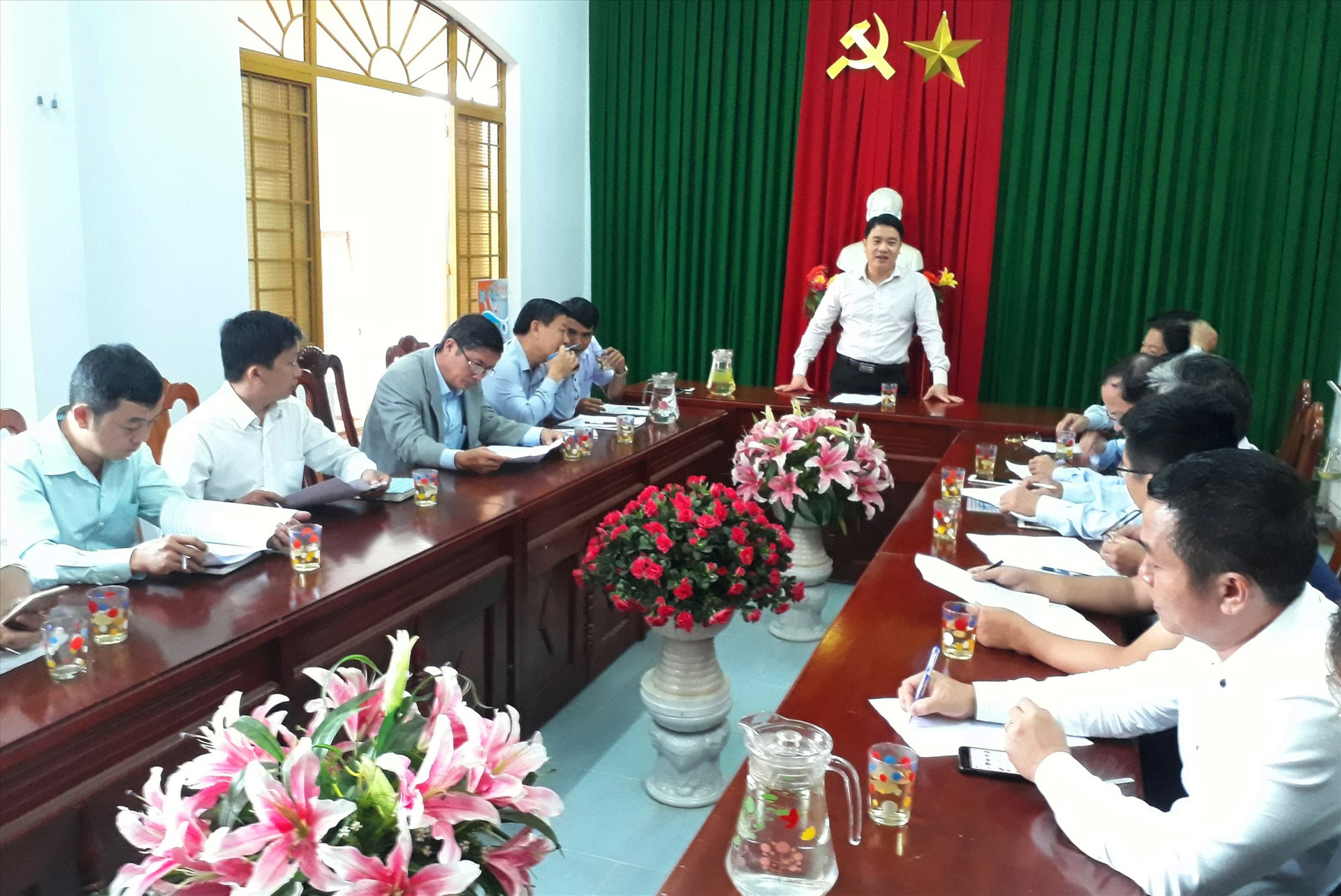 Lãnh đạo tỉnh làm việc với huyện Quế Sơn về công tác khắc phục hậu quả cơn bão số 9. ảnh DT