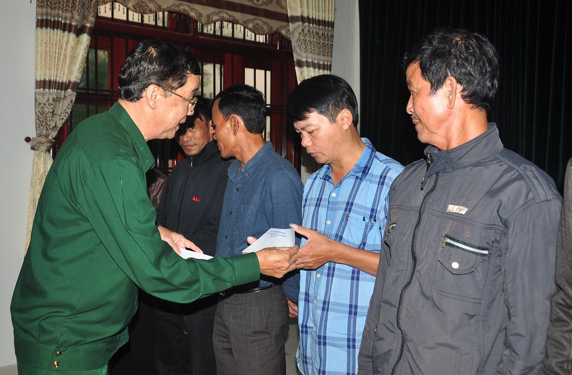 Đại diện Hội Doanh nhân CCB tỉnh Đồng Nai tặng quà cho hội viên CCB Quảng Nam. Ảnh: V.A