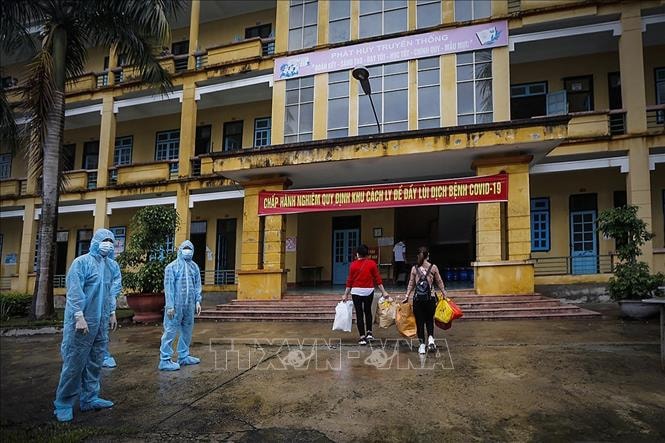Cách ly tập trung người dân để phòng dịch COVID-19. Ảnh: TTXVN
