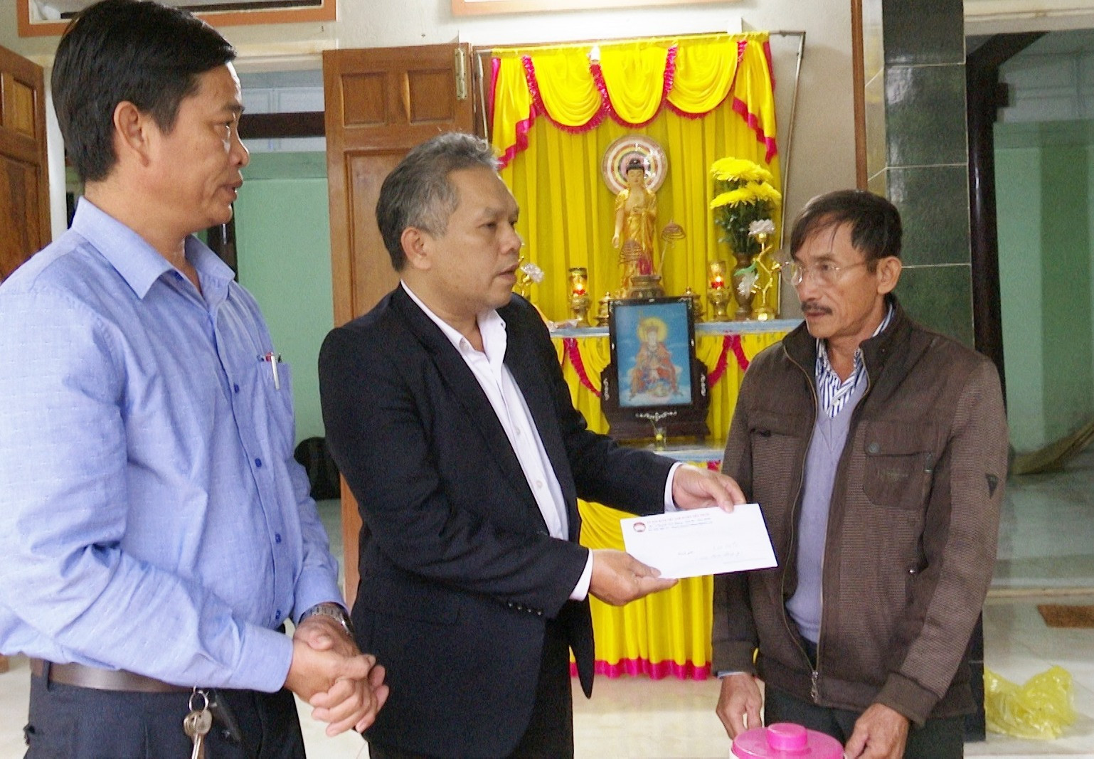 Lãnh đạo huyện Tiên Phước thăm gia đình có người thân bị thiệt mạng do bão lũ.