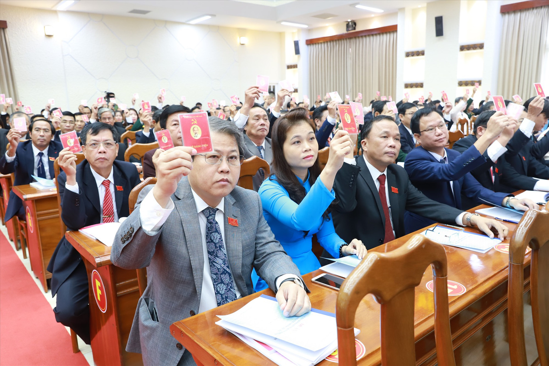 Đại biểu biểu quyết các nhóm chỉ tiêu tại Đại hội đại biểu Đảng bộ tỉnh Quảng Nam lần thứ XXII (nhiệm kỳ 2020 - 2025). Ảnh: T.CÔNG