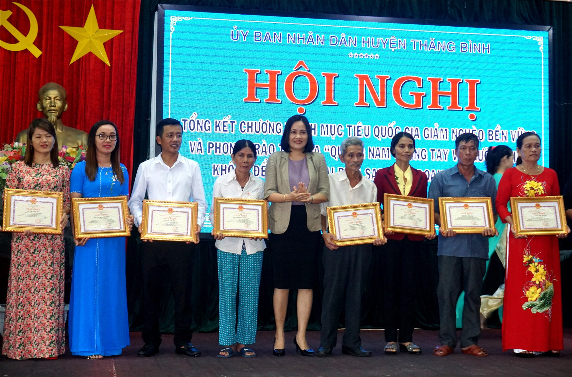 Ủy ban MTTQ Việt Nam huyện tuyên dương cá nhân, tập thể có thành tích xuất sắc trong giảm nghèo ở huyện Thăng Bình. Ảnh: V.N