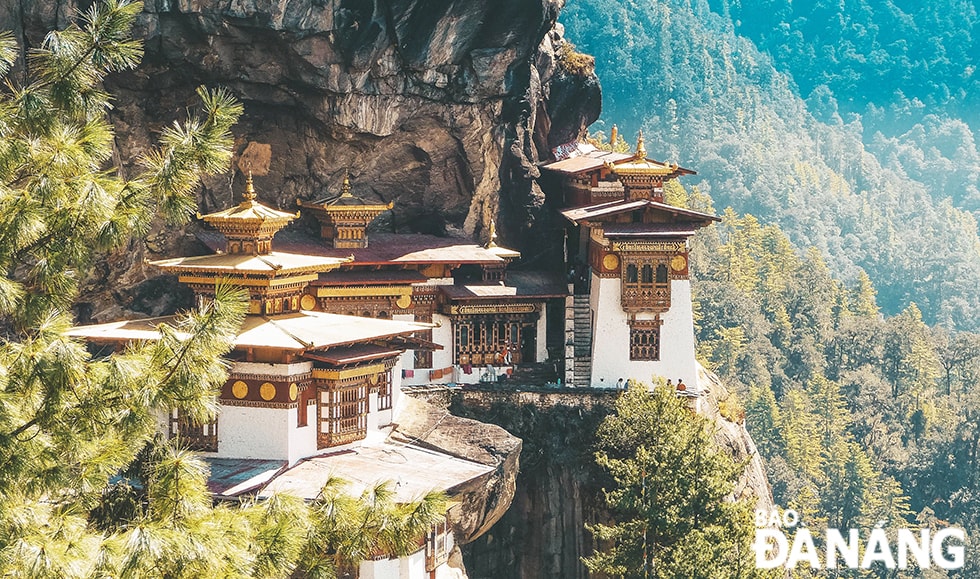 Tu viện Taktsang Lhakhang nằm cheo leo trên vách đá, đây cũng là biểu tượng của đất nước Bhutan.