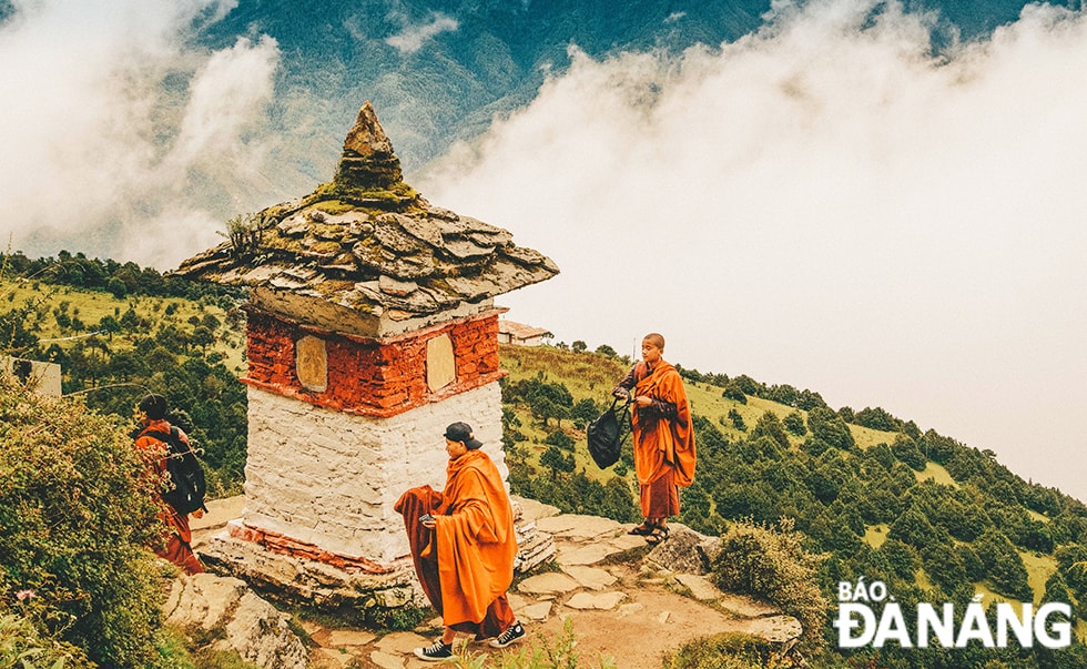 Đỉnh Dochula Pass bồng bềnh mây phủ.