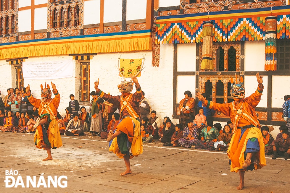 Lễ hội Tsechu phổ biến ở mọi vùng miền của Bhutan, chủ yếu là múa mặt nạ với ý nghĩa xua đuổi tà ma và mang lại may mắn.