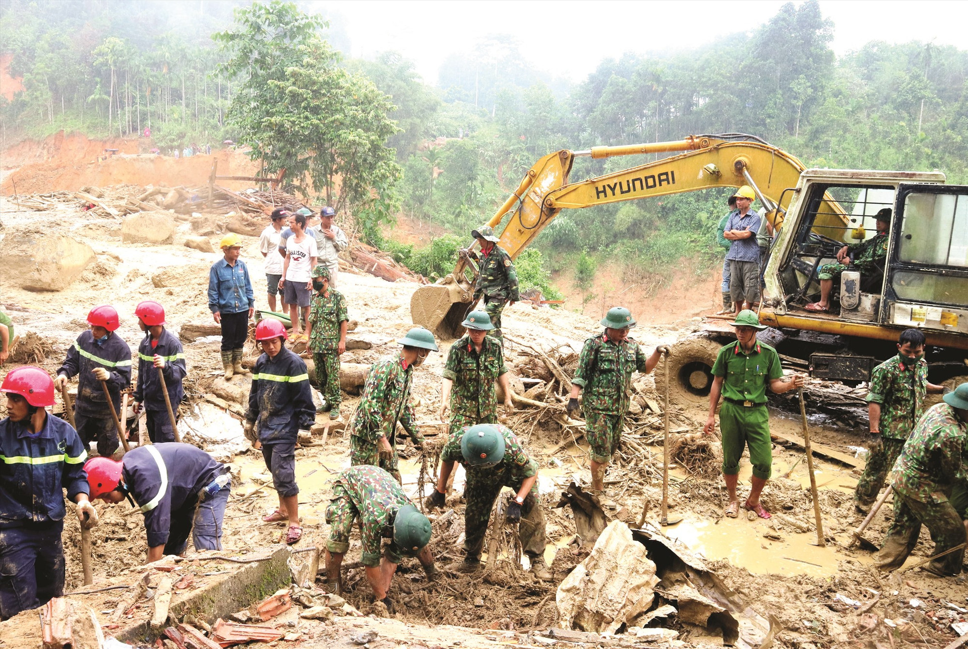 Các chiến sĩ dầm mưa tìm kiếm nạn nhân mất tích ở xã Trà Leng (Nam Trà My). Ảnh: ALĂNG NGƯỚC