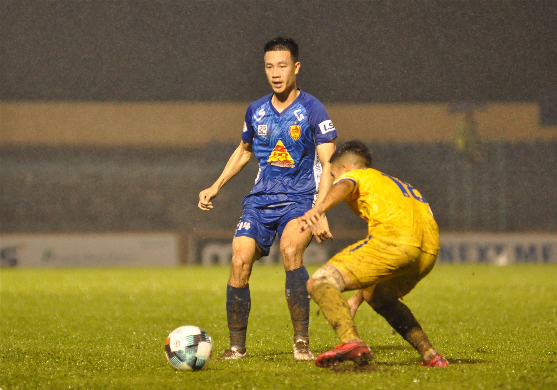 Tuyển thủ quốc gia Huy Hùng (bên trái) sẽ cùng với Quảng Nam xuống chơi ở giải hạng nhất 2021. Ảnh: A.S