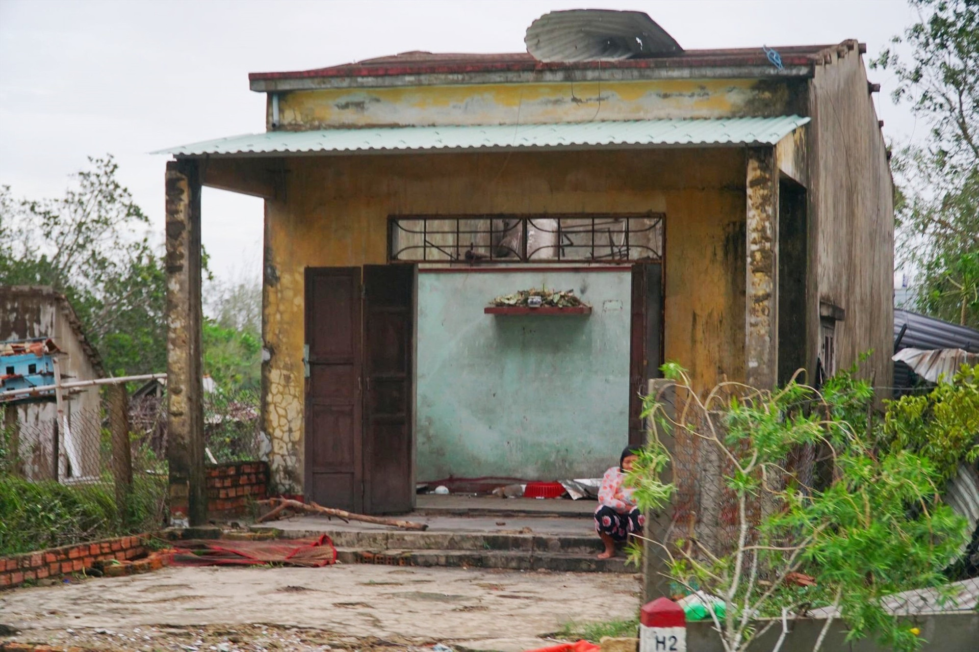 Mưa bão trong tháng 10 đã gây nhiều thiệt hại về nhà cửa của người dân các tỉnh miền Trung. Ảnh: M.L