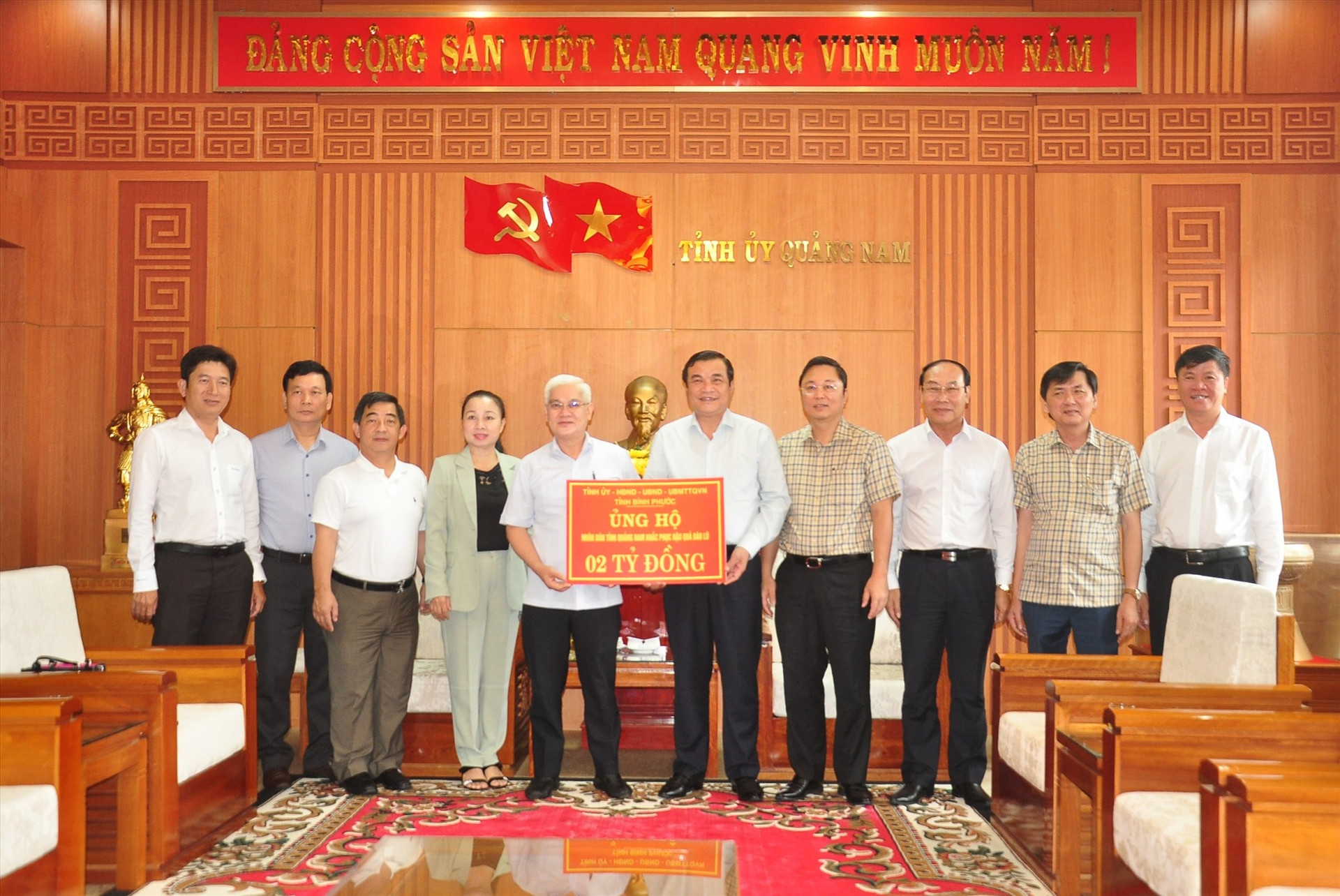 Đoàn công tác tỉnh Bình Phước trao 2 tỷ đồng ủng hộ Quảng Nam khắc phục bão lũ. Ảnh: VINH ANH