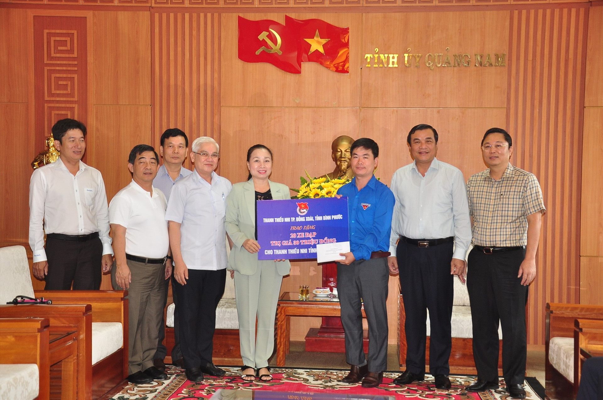 Đoàn công tác tỉnh Bình Phước trao món quà của thanh thiếu nhi tỉnh Bình Phước cho thanh thiếu nhi Quảng Nam. Ảnh: VINH ANH