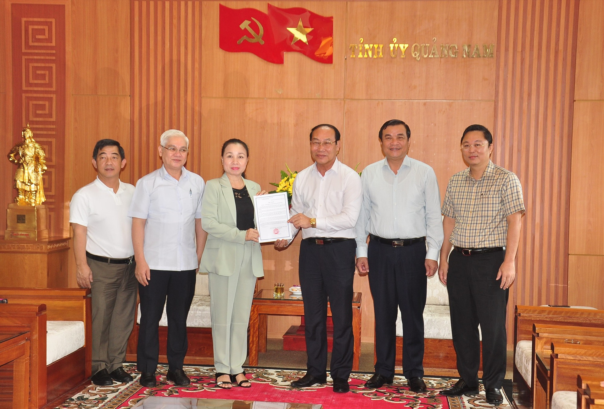 Chủ tịch Ủy ban MTTQ Việt Nam tỉnh Võ Xuân Ca trao thư cảm ơn cho đoàn công tác tỉnh Bình Phước. Ảnh: VINH ANH