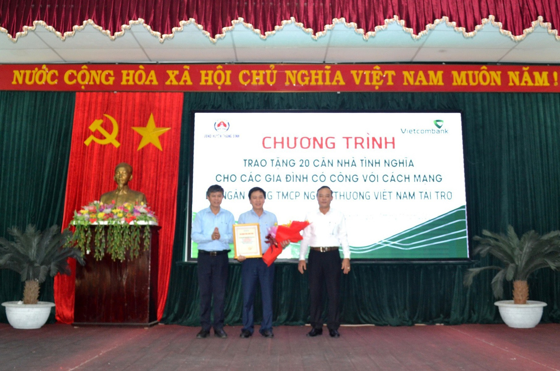 Lãnh đạo huyện Thăng Bình tặng hoa cảm ơn ông Võ Văn Đức - Giám đốc Vietcombank chi nhánh Quảng Nam. Ảnh: VIỆT NGUYỄN