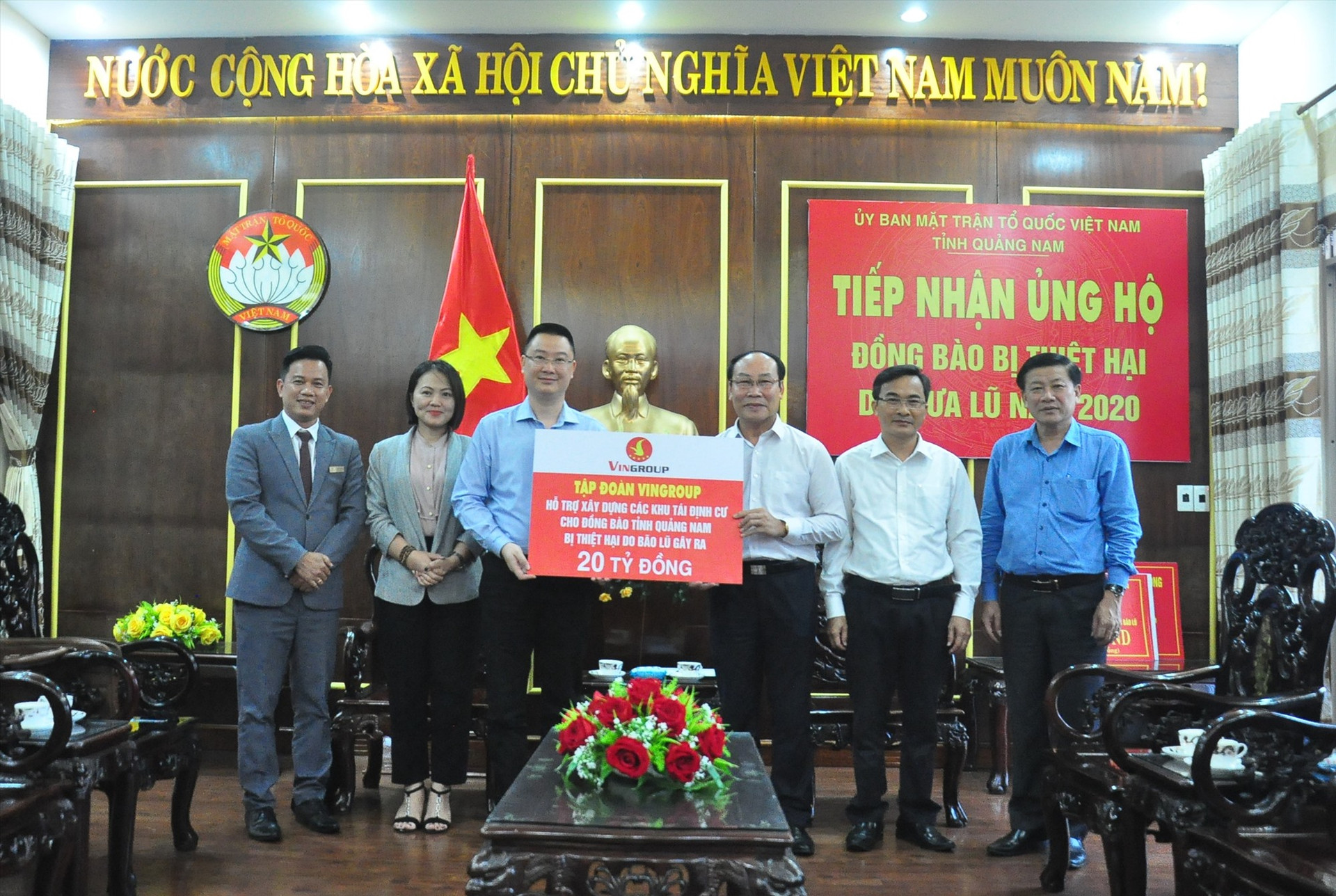 Đại diện Qũy Thiện Tâm trao biểu trưng ủng hộ 20 tỷ đồng cho Ủy ban MTTQ Việt Nam tỉnh Quảng Nam. Ảnh: VINH ANH