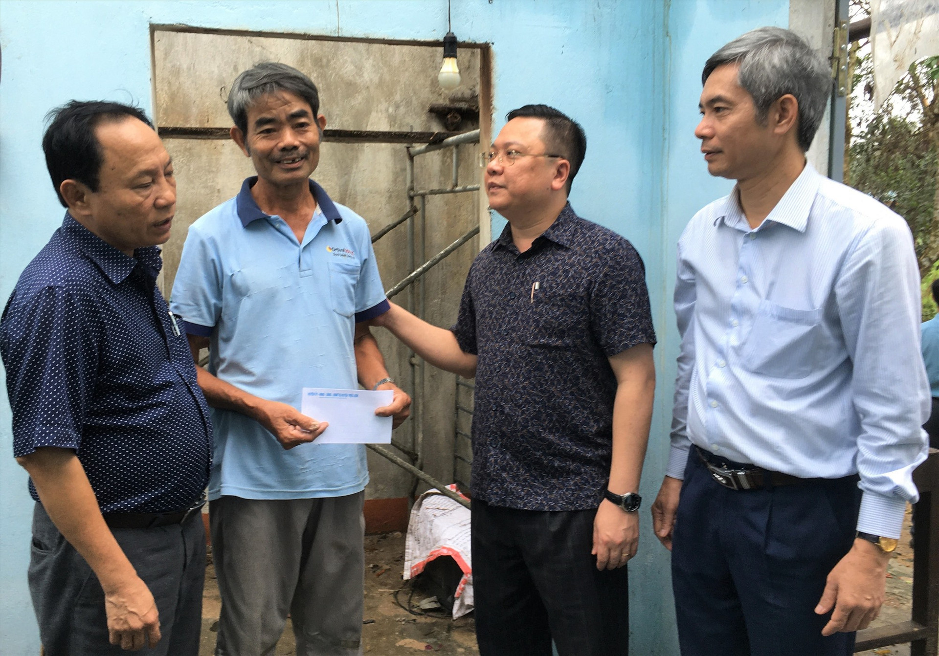 Lãnh đạo huyện Triệu Sơn và Phú Ninh thăm hỏi, hỗ trợ người dân bị thiệt hại do bão lũ. Ảnh: HẢI CHÂU