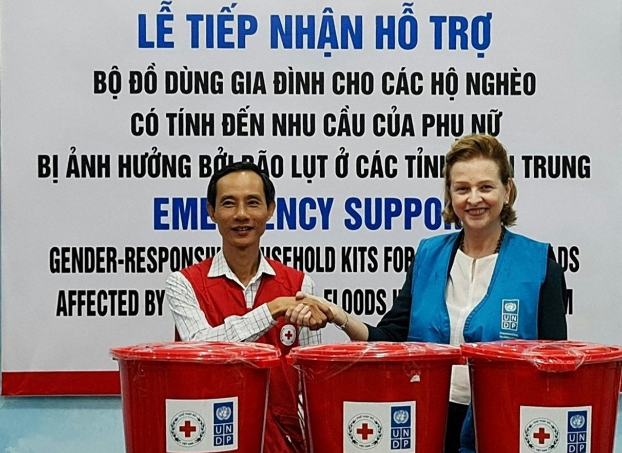 Đại diện UNDP bàn giao gói hỗ trợ cho người dân vùng lũ Quảng Nam. Ảnh: P.C.R