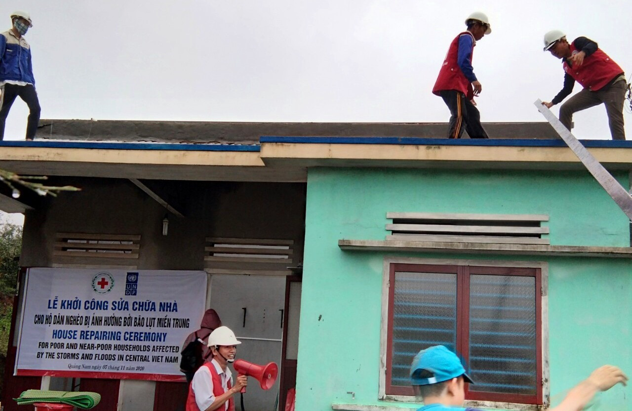 Hội Chữ thập đỏ tỉnh hỗ trợ người dân sửa chữa nhà. Ảnh: P.C.R