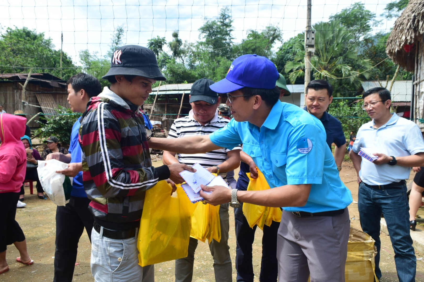 Tặng quà hỗ trợ người dân xã Kà Dăng (huyện Đông Giang) khắc phục thiệt hại sau bão số 9. Ảnh: THÁI CƯỜNG