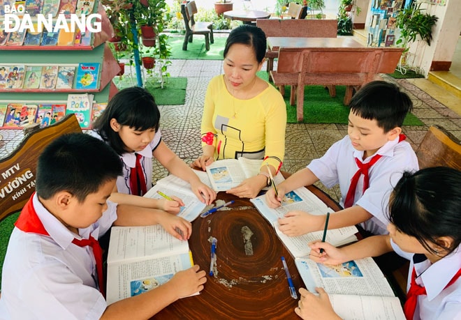 Một giờ học tăng cường cho các học sinh của cô Vũ Thị Huế, Trường tiểu học Trần Quốc Toản (quận Sơn Trà). Ảnh: Q.T