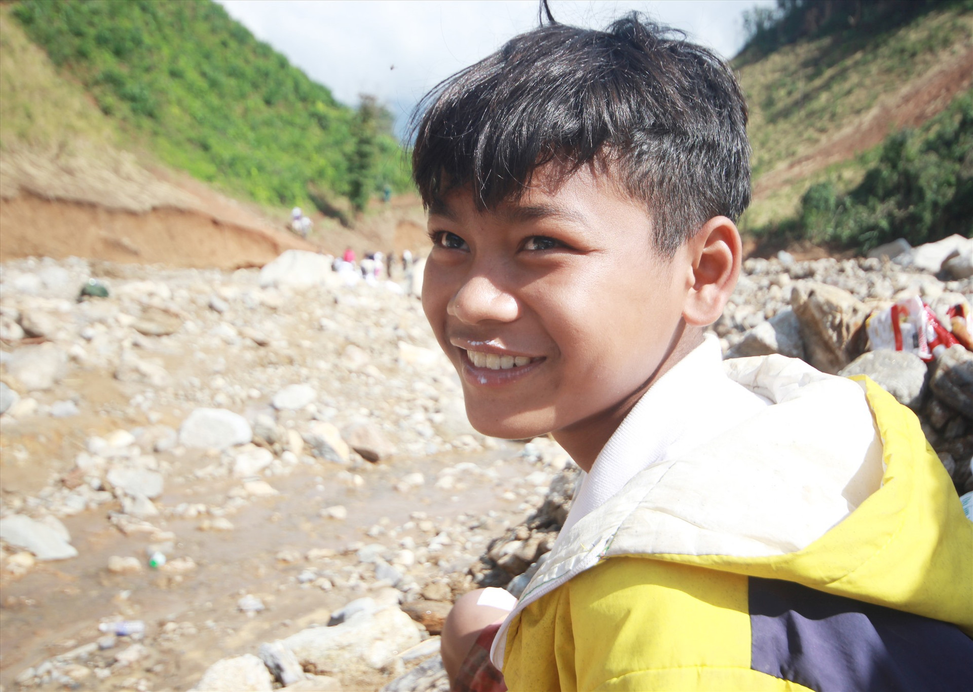 Nụ cười của Hồ Đình Nghĩa, cậu bé 14 tuổi tham gia đoàn gùi cõng. Ảnh: T.C