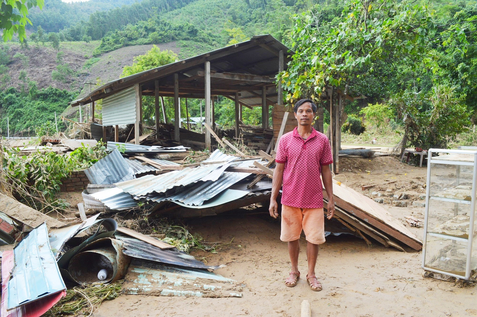 Nhà dân ở xã Cà Dy (huyện Nam Giang) tan hoang sau lũ dữ. Ảnh: LỘC - ĐOAN